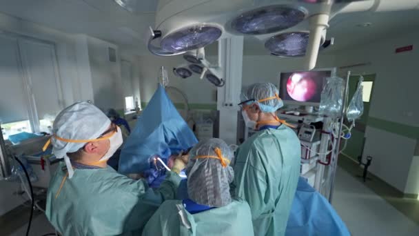 Σύγχρονη Άρτια Εξοπλισμένη Αίθουσα Επιχειρήσεων Χειρουργική Επέμβαση Εξέλιξη Επικεφαλής Χειρούργος — Αρχείο Βίντεο