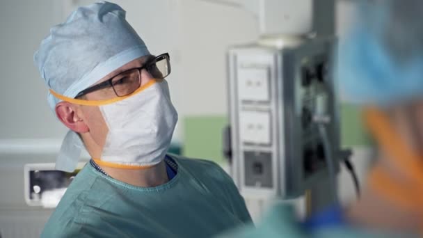 Doutor Máscara Óculos Olhando Atentamente Tela Retrato Perto Cirurgião Focado — Vídeo de Stock
