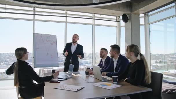 男演说家在办公室与同事交流 在工作中规划和制定战略的业务会议 背景下的城市景观 — 图库视频影像