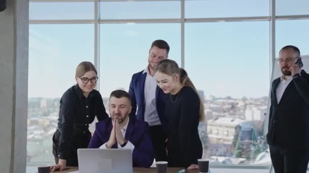 Produktiv Positiv Arbejdsatmosfære Kontoret Team Samarbejde Problemløsning Beslutningstagning Mandlig Kollega – Stock-video