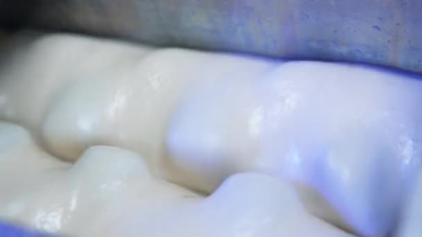 デザート作りのためのクリーミーな詰め物の準備 凝縮されたミルク製造 菓子製造のための原料 クローズアップ — ストック動画
