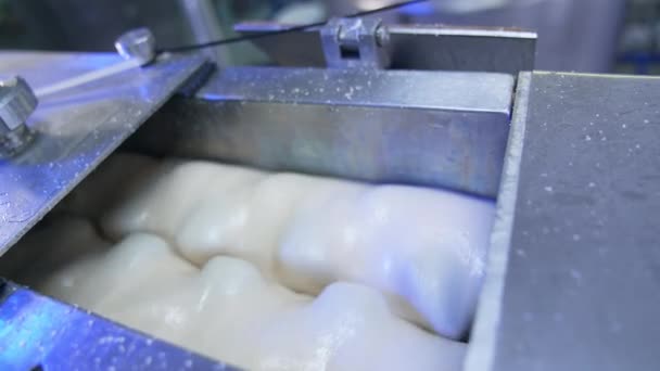 金属タンクで回転している乳白クリーミーな物質 近代的な食品工場で製造するスイート製品 クローズアップ — ストック動画