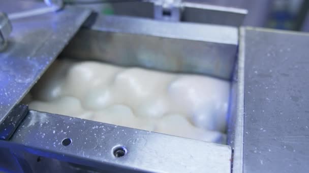 白色液体物质被混合在一个特殊的罐中 挤奶的东西在自动售货机上被喷嘴搅拌和搅拌 产成品的概念 — 图库视频影像