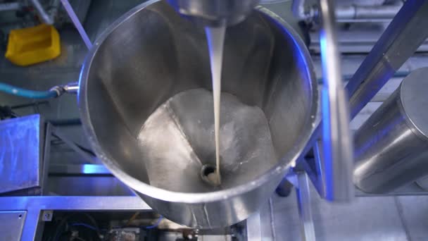 管から金属容器への凝縮されたミルクのストリーミング クローズアップ 食品工場自動ライン 上からの眺め — ストック動画