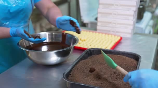 Trabajadora Guantes Látex Cubre Caramelos Cremosos Con Chocolate Otro Trabajador — Vídeos de Stock
