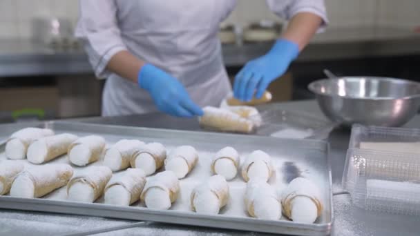 Lahodné Dezerty Balení Továrně Potraviny Cukrář Dává Pár Koláčků Plastových — Stock video