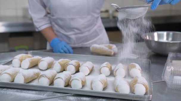 Dulces Cannoli Salados Colocados Bandeja Metal Para Decoración Trabajador Cubre — Vídeos de Stock