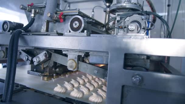 マシュマロを生産するための自動機械 食品工場のコンベヤベルトにクリーミーなデザートを敷設する複雑なメカニズム — ストック動画