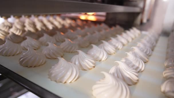 Pomalu Pohybující Dopravníkový Pás Čerstvými Krémovými Marshmallows Zavřít Sladké Vanilkové — Stock video