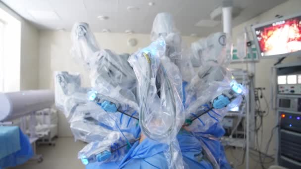 Equipe Hospital Médico Veio Assistir Operação Conduzida Por Equipamento Robótico — Vídeo de Stock