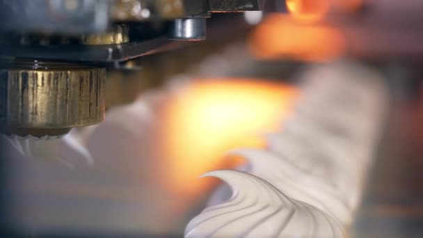 Crema Vanilie Albă Biciuită Iese Dintr Duză Metalică Marshmallows Proaspăt — Videoclip de stoc