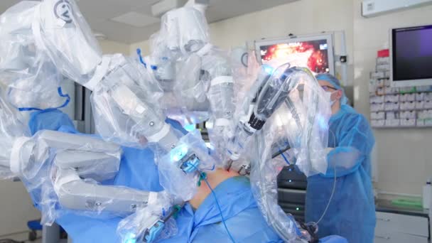 Minimální Invazivní Operace Prováděná Robotem Vincim Robotické Paže Jsou Zasazeny — Stock video