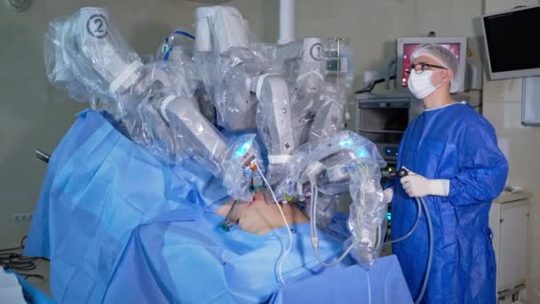Футуристична Роботизована Медична Машина Працює Пацієнтом Численні Роботизовані Руки Рухаються — стокове відео