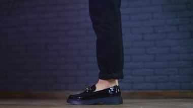 Siyah, güzel, gösterişli ayakkabılı kadın model parmak uçlarında durmak için zıplıyor. Moda tasarımcısı ayakkabı tanıtımı. Kapat..