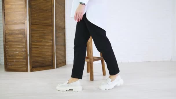 Леди Белой Рубашке Черных Джинсах Демонстрирует Белые Модные Туфли Женщина — стоковое видео