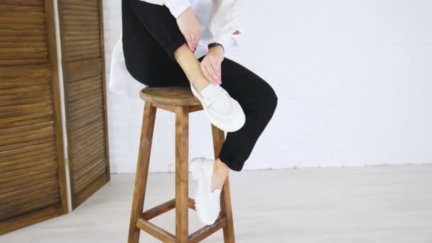 Yüksek Taburede Oturan Bir Bayanın Ayağında Şık Beyaz Ayakkabılar Model — Stok video