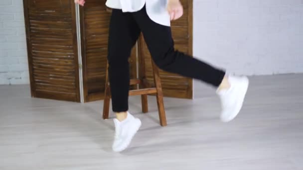 Model Springt Hoch Schuhe Mit Weißen Flecken Zeigen Demonstration Bequemer — Stockvideo
