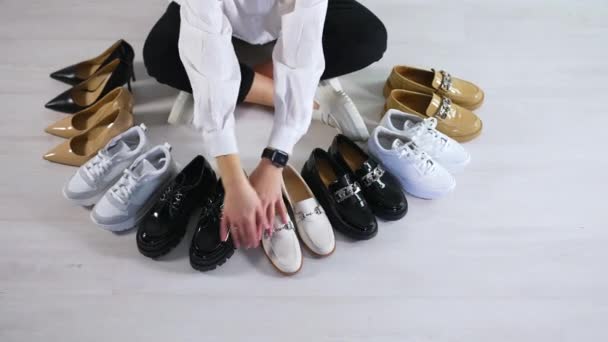 바닥에 신발의 새로운 여자는 하나의 로퍼를 선택하는 다양한 신발을 그녀의 — 비디오
