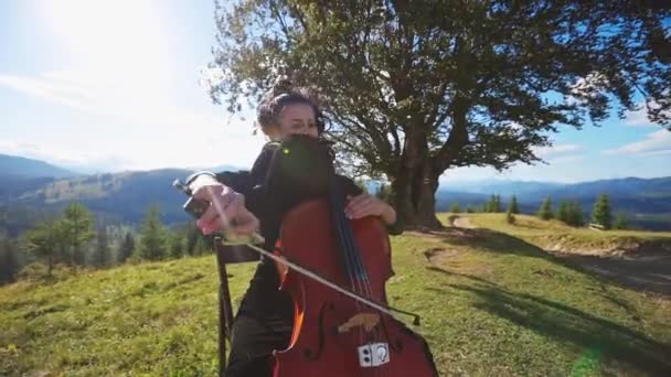 Эмоциональная Женщина Музыкант Играет Бас Виоле Горах Леди Платье Сидит — стоковое видео
