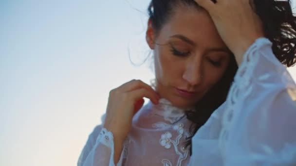 Beyaz Elbiseli Uzun Saçlı Kadın Saçlarında Rüzgarın Tadını Çıkarıyor Bayan — Stok video