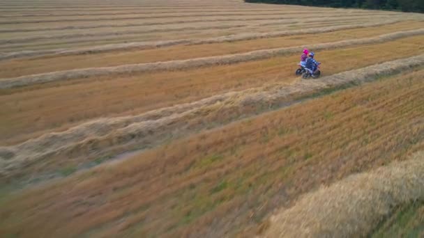 Pareja Joven Montando Motocicletas Cerca Uno Del Otro Gente Divirtiéndose — Vídeo de stock