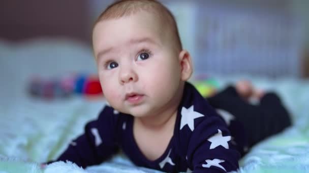 Charmant Petit Enfant Regarde Vers Haut Couché Sur Ventre Enfant — Video