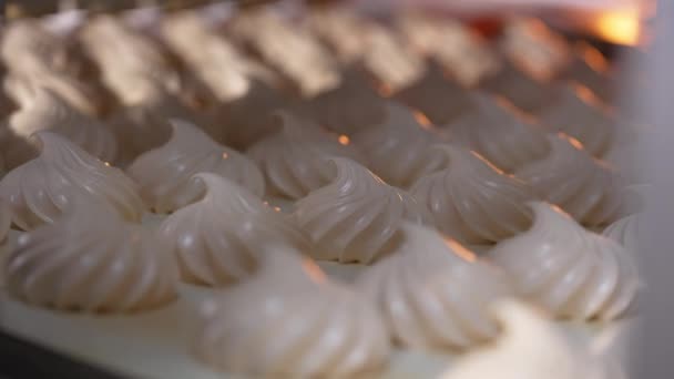 Marshmallow Cremosi Bianchi Identici Dimensioni Forma Zephyr Alla Vaniglia Prodotto — Video Stock
