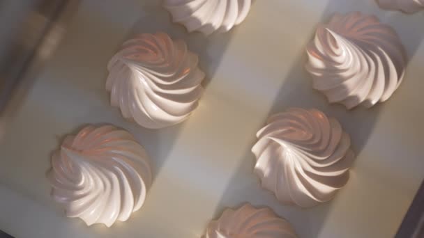 Güzel Şekilli Kremalı Şekerlemeler Taşıyıcı Şeritte Yavaşça Hareket Ediyor Yukarıdan — Stok video