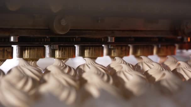 Linha Automatizada Com Bicos Rotativos Produzindo Marshmallows Baunilha Fecha Conceito — Vídeo de Stock