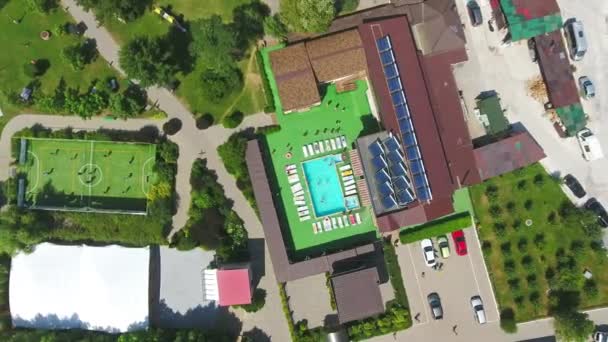 Vidéki Gyógyfürdő Komplexum Változatos Pihenőterületekkel Medencék Tavak Teniszpályák Ülőgarnitúrák Kényelmes — Stock videók