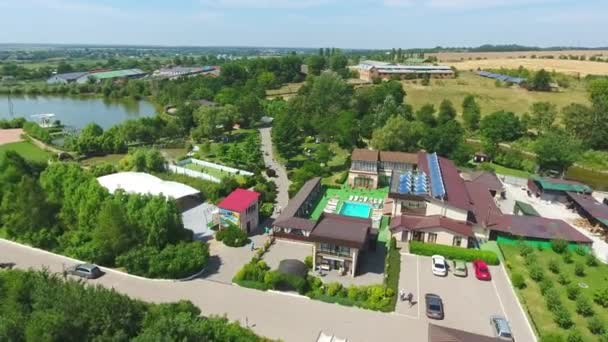 Kurort Der Wunderschönen Landschaft Gelegen Bungalows Mit Sonnenkollektoren Schwimmbädern Sportplatz — Stockvideo