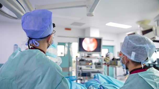 Chirurg Stojí Zády Kameře Dívá Obrazovku Monitor Zobrazující Operační Proces — Stock video