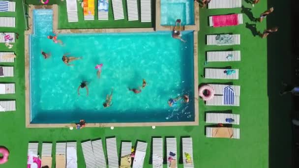 Glückliche Menschen Schwimmen Blauen Pool Machen Aerobic Und Sonnen Sich — Stockvideo