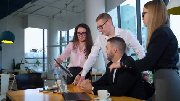 Mladý Produktivní Tým Diskutuje Projektu Kanceláři Tmavovlasá Zaměstnankyně Nápadem Ukazuje — Stock video