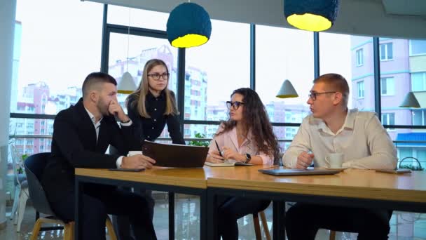 Arkadaşları Uzun Masada Oturup Meselelerini Tartışırlar Elinde Klasör Olan Takım — Stok video