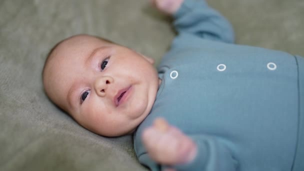 Hermoso Niño Con Las Mejillas Regordetas Encuentra Espalda Pequeño Bebé — Vídeo de stock