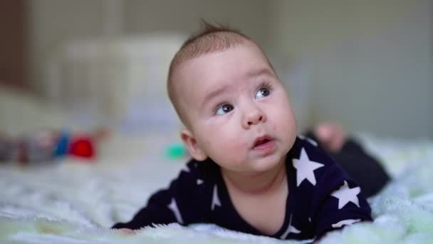 Ενδιαφέρον Αστείο Νήπιο Κοιτάζει Περιέργως Αξιολάτρευτο Μωρό Βρίσκεται Στην Κοιλιά — Αρχείο Βίντεο