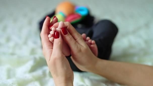 Заботливые Любящие Руки Матери Ласкающие Босые Ноги Сына Новорожденный Ребенок — стоковое видео