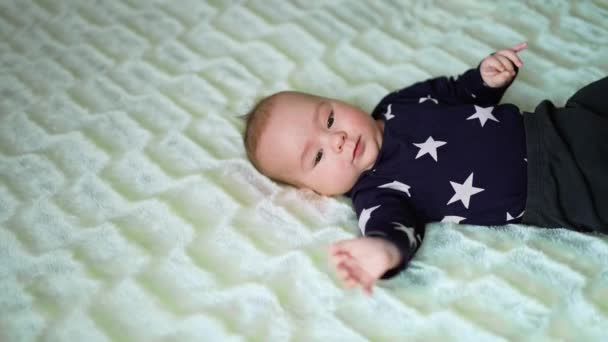 Очаровательный Маленький Мальчик Пижаме Звездами Лежит Большой Кровати Смотрит Сторону — стоковое видео