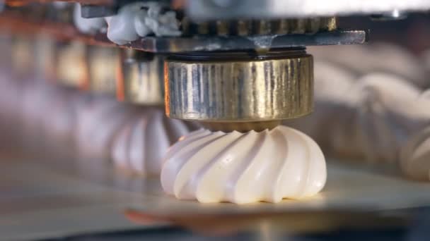 Ronde Metalen Mondstukken Van Geautomatiseerde Machine Deponeren Marshmallows Transportband Sluit — Stockvideo