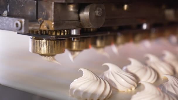 Otomatik Bir Makinenin Dönen Nozülleri Marşmelov Üretir Şekerlemecide Üretilen Tatlı — Stok video