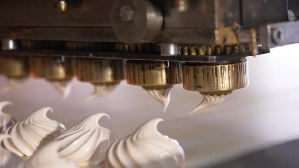 白いバニラマシュマロを生産する機械 クリーミーなデザートはコンベアラインに敷かれています クローズアップ — ストック動画
