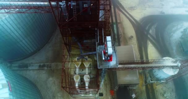 Fémtorony Szerkezetek Létrákkal Amik Felmásznak Liftaknák Tetejére Silo Lift Madártávlatból — Stock videók