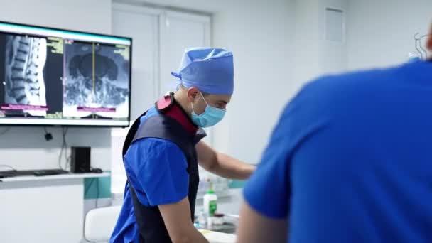 Chirurgičtí Asistenti Připravují Operaci Dva Lékaři Kteří Připravují Aparáty Operaci — Stock video