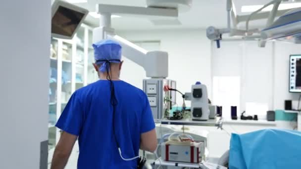 Egyenruhás Sebész Különleges Szemüveggel Deréktól Lefelé Bemegy Műtőbe Középkorú Orvos — Stock videók