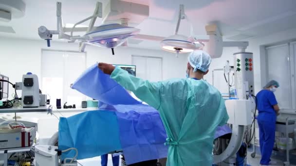 Läkare Förbereder Patienten För Kirurgiska Ingrepp Kirurg Och Assistent Täcker — Stockvideo