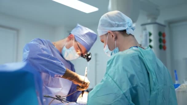 Zkušený Chirurg Pracující Rychle Přístroji Mužský Asistent Drží Nástroj Pomoc — Stock video