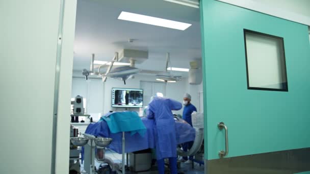 Стоя Дверей Операционного Зала Медицинская Команда Работающая Хорошо Оборудованном Больничном — стоковое видео