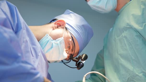 Neurokirurgi Specialist Som Utför Operation Läkare Glasögon Och Mask Böjda — Stockvideo