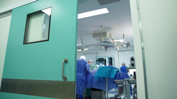 Открыта Дверь Современную Хирургическую Комнату Операционной Процессе Профессиональные Врачи Оперирующие — стоковое видео